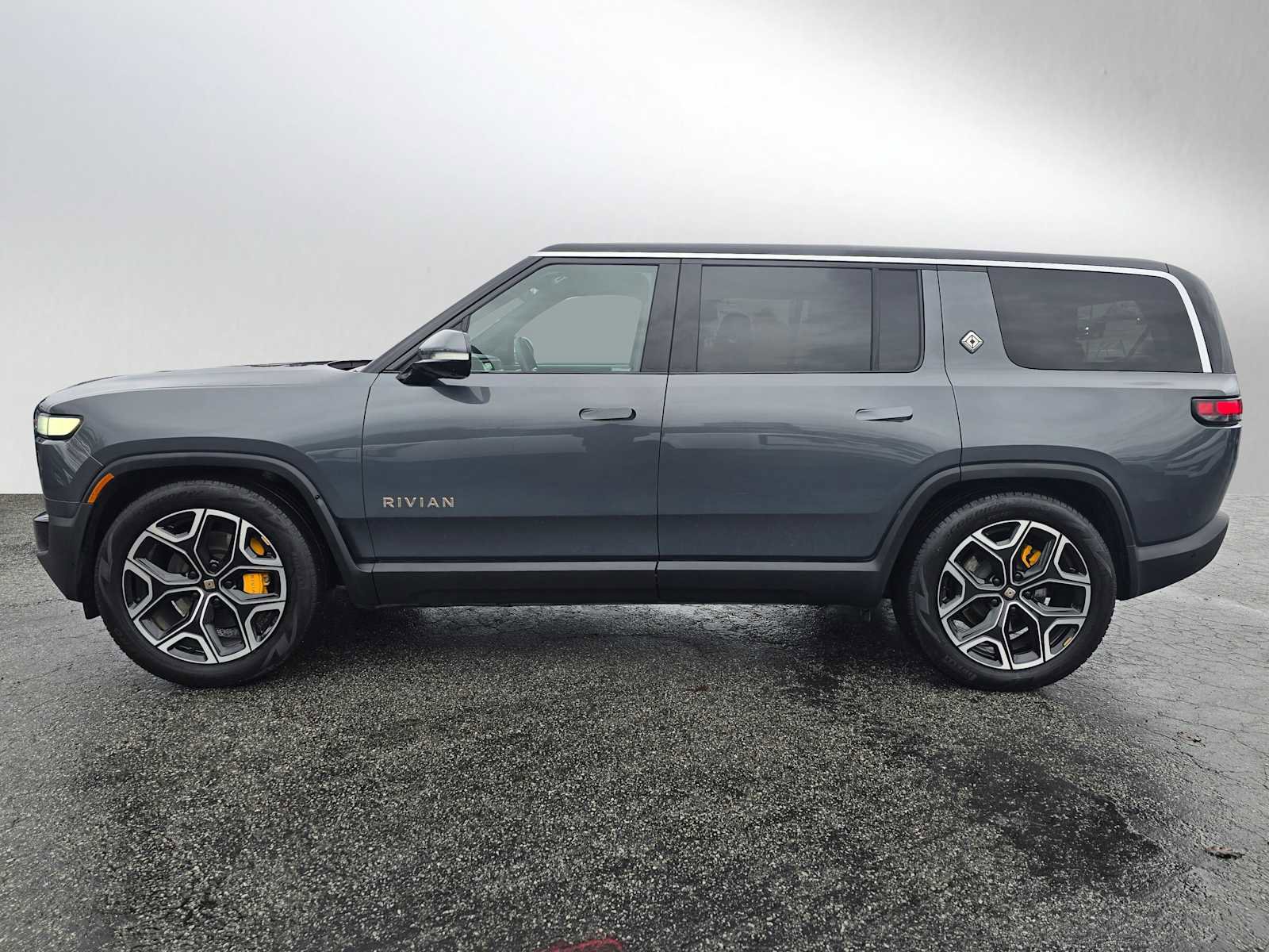 Used 2023 Rivian R1S Adventure image 2