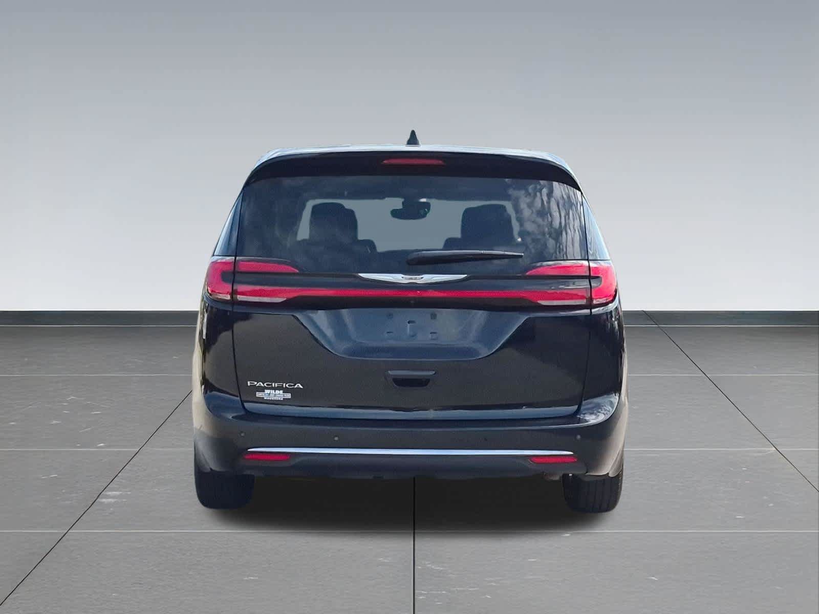 Used 2024 Chrysler Pacifica Touring-L FWD image 5