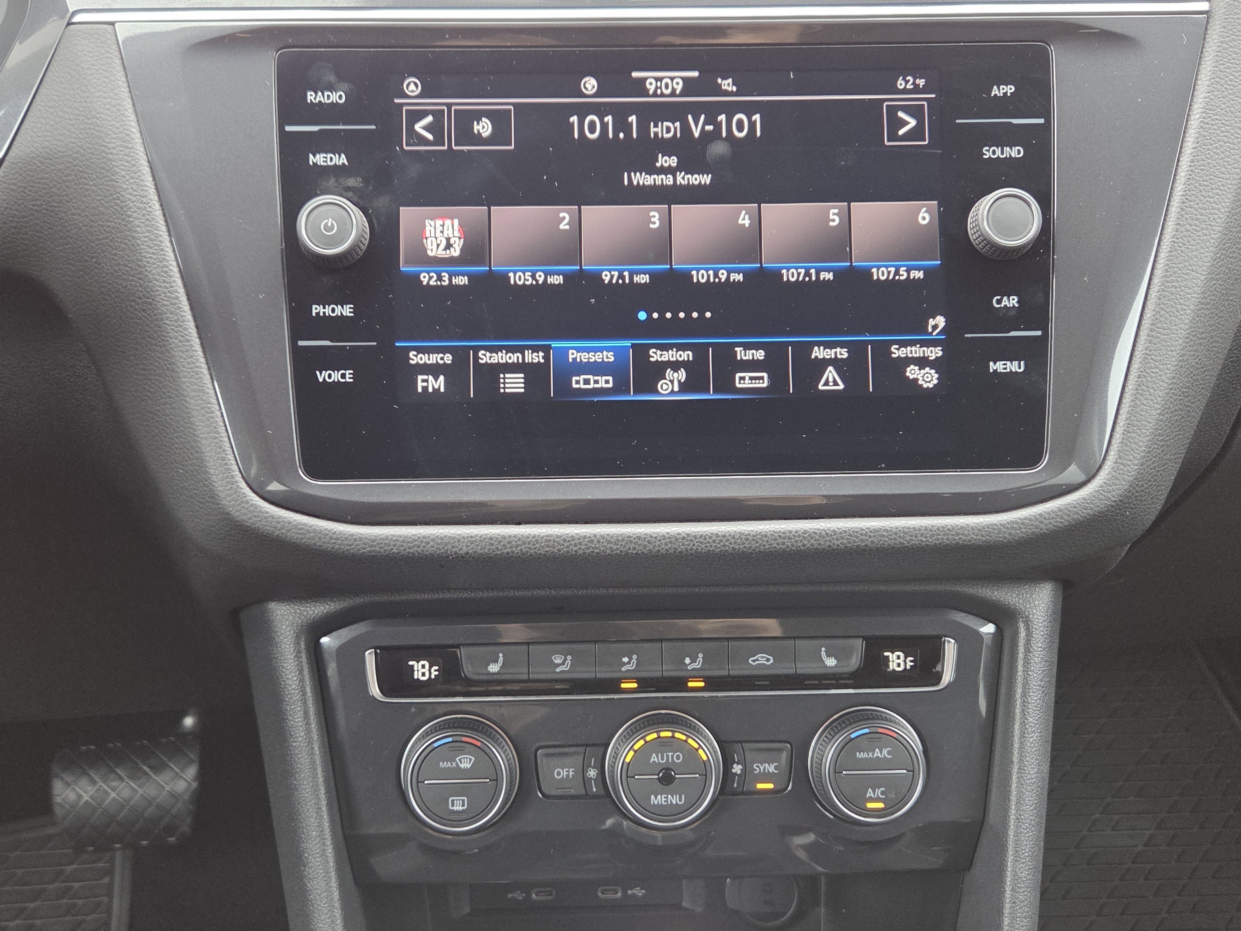 Used 2021 Volkswagen Tiguan SE image 12