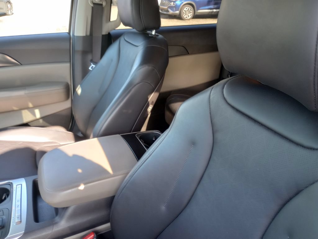 Used 2025 Kia Carnival FWD image 21