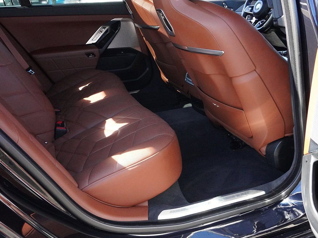 Used 2023 BMW 760i xDrive image 31