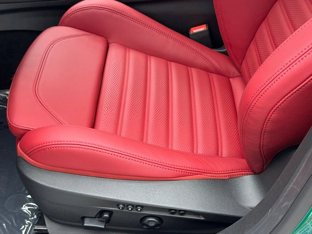 New 2025 Alfa Romeo Giulia Base image 34
