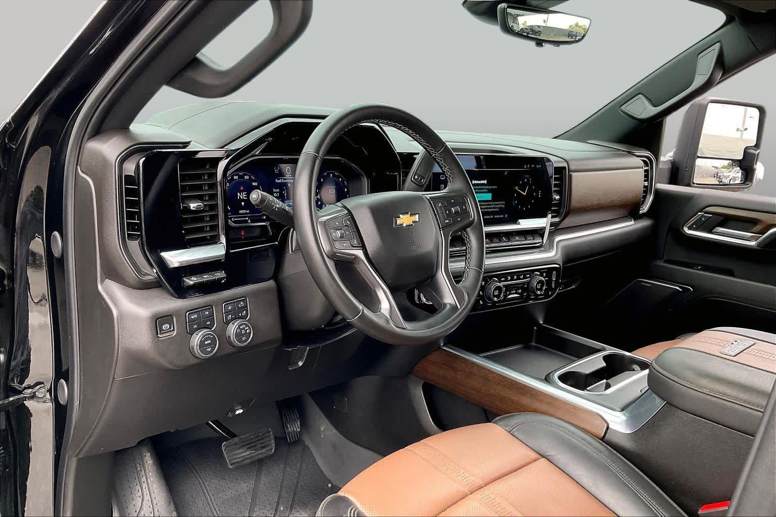 Used 2024 Chevrolet Silverado 2500 High Country w/ Technology Package AWD/4WD image 16