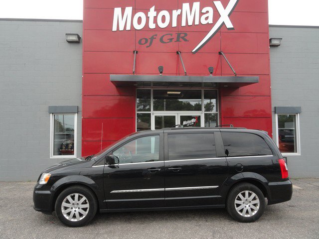 Used 2016 Chrysler Town & Country Touring FWD image 5