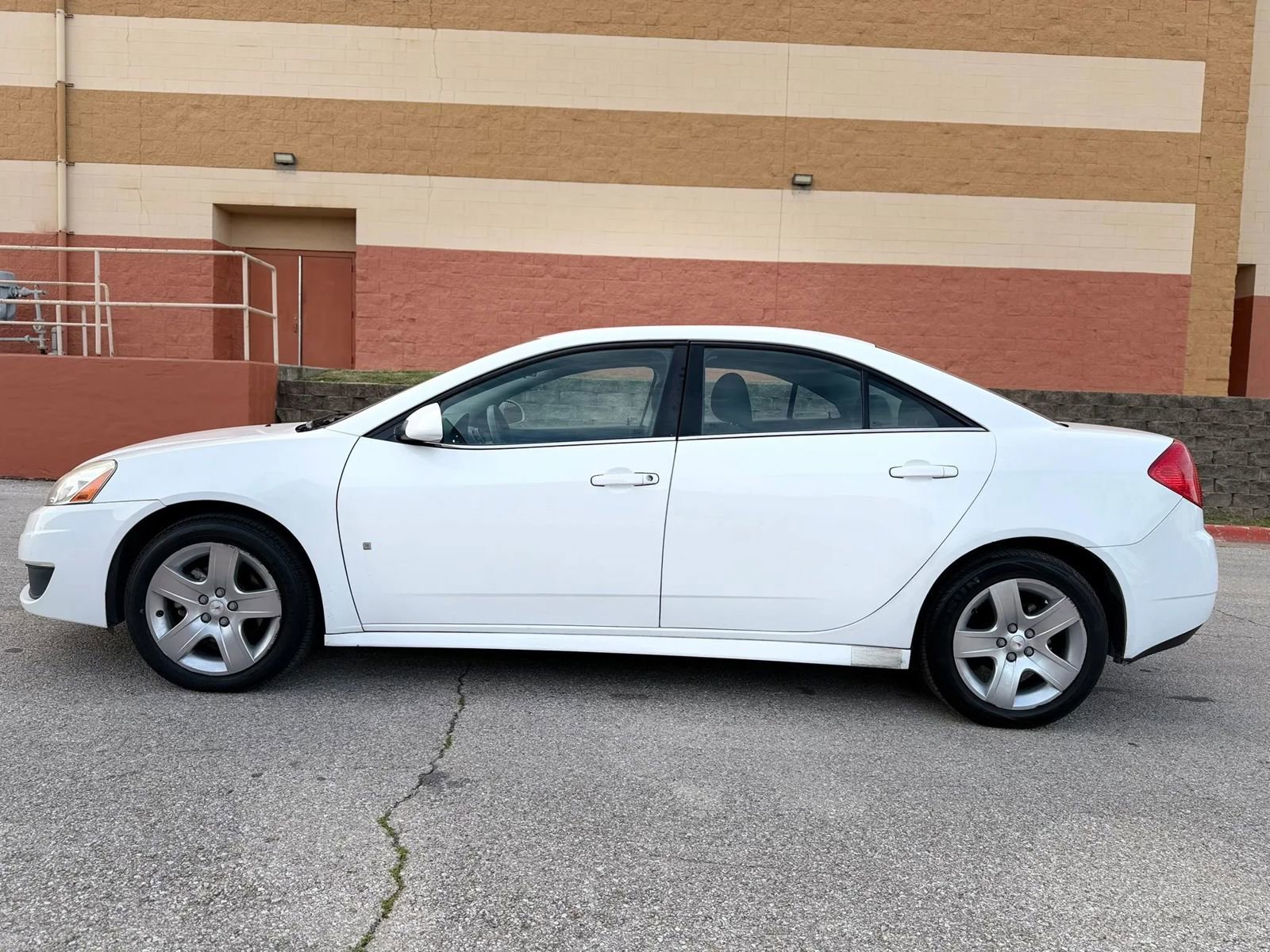 Used 2010 Pontiac G6 Sedan 4D image 8