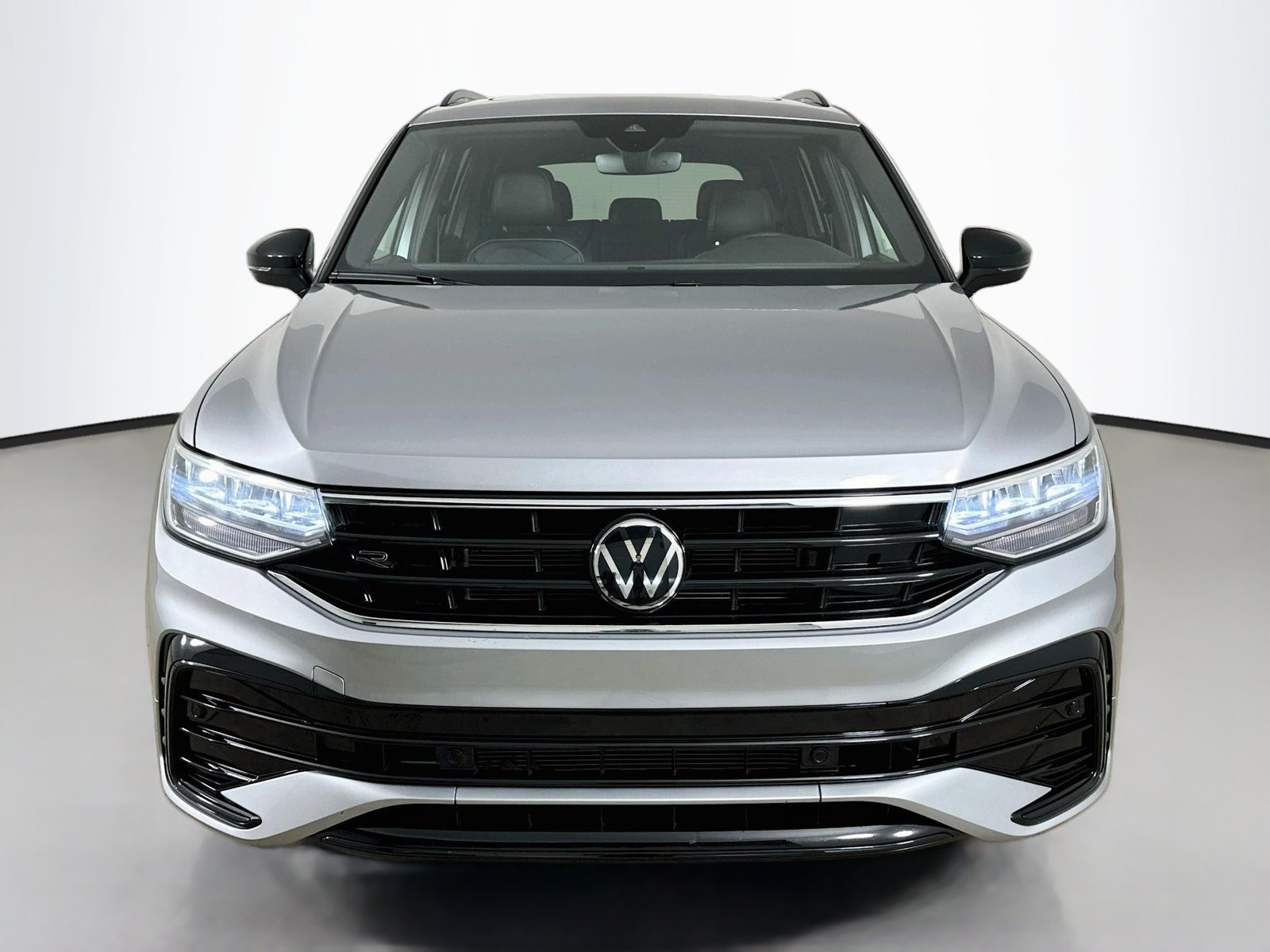 Used 2024 Volkswagen Tiguan SE R-Line AWD/4WD image 2