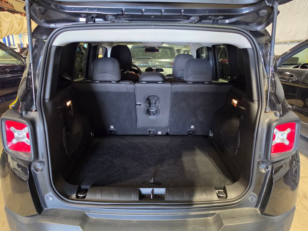 Used 2017 Jeep Renegade Latitude w/ Popular Equipment Group AWD/4WD image 8
