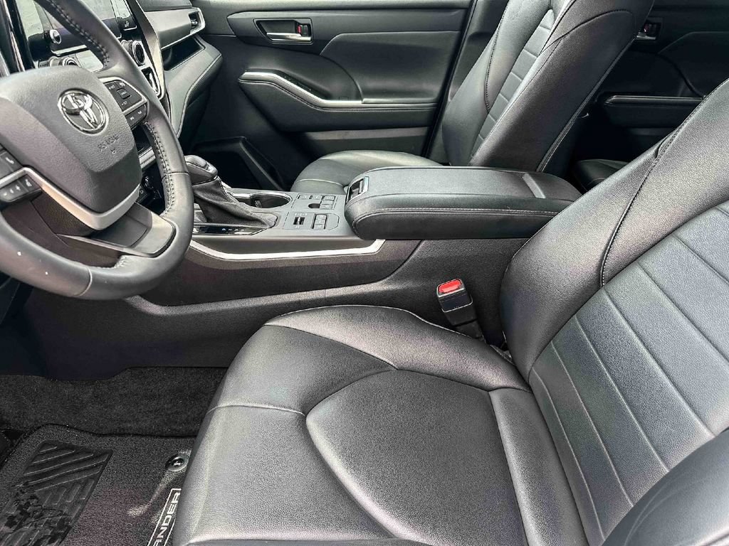 Used 2023 Toyota Highlander XLE AWD/4WD image 13