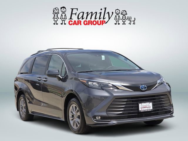 Used 2025 Toyota Sienna XLE image 2