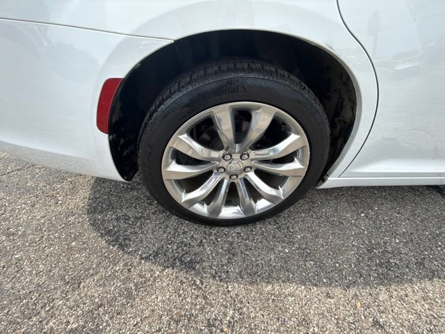 Used 2019 Chrysler 300 Touring w/ Chrome Appearance Package RWD image 13