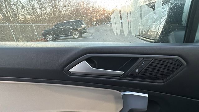 Used 2021 Volkswagen Tiguan SE R-Line image 11