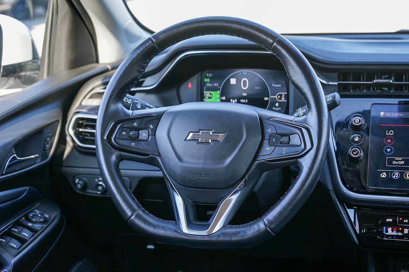 Used 2022 Chevrolet Bolt EUV Premier w/ Sun & Sound Package FWD image 15