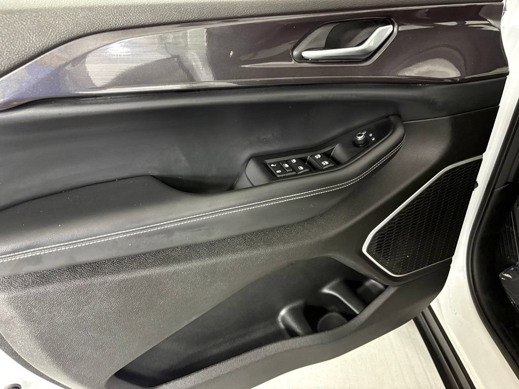 Used 2022 Jeep Grand Cherokee L Laredo RWD image 13