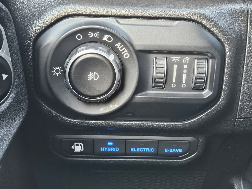 Used 2021 Jeep Wrangler Sahara w/ Safety Group image 19