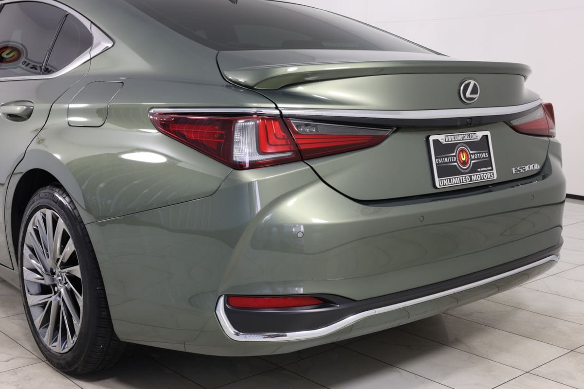 Used 2024 Lexus ES 300h Ultra Luxury w/ Accessory Package (Z2) FWD image 48