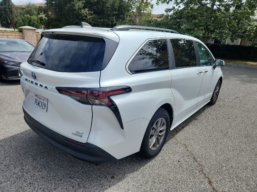 Used 2023 Toyota Sienna XLE FWD image 5