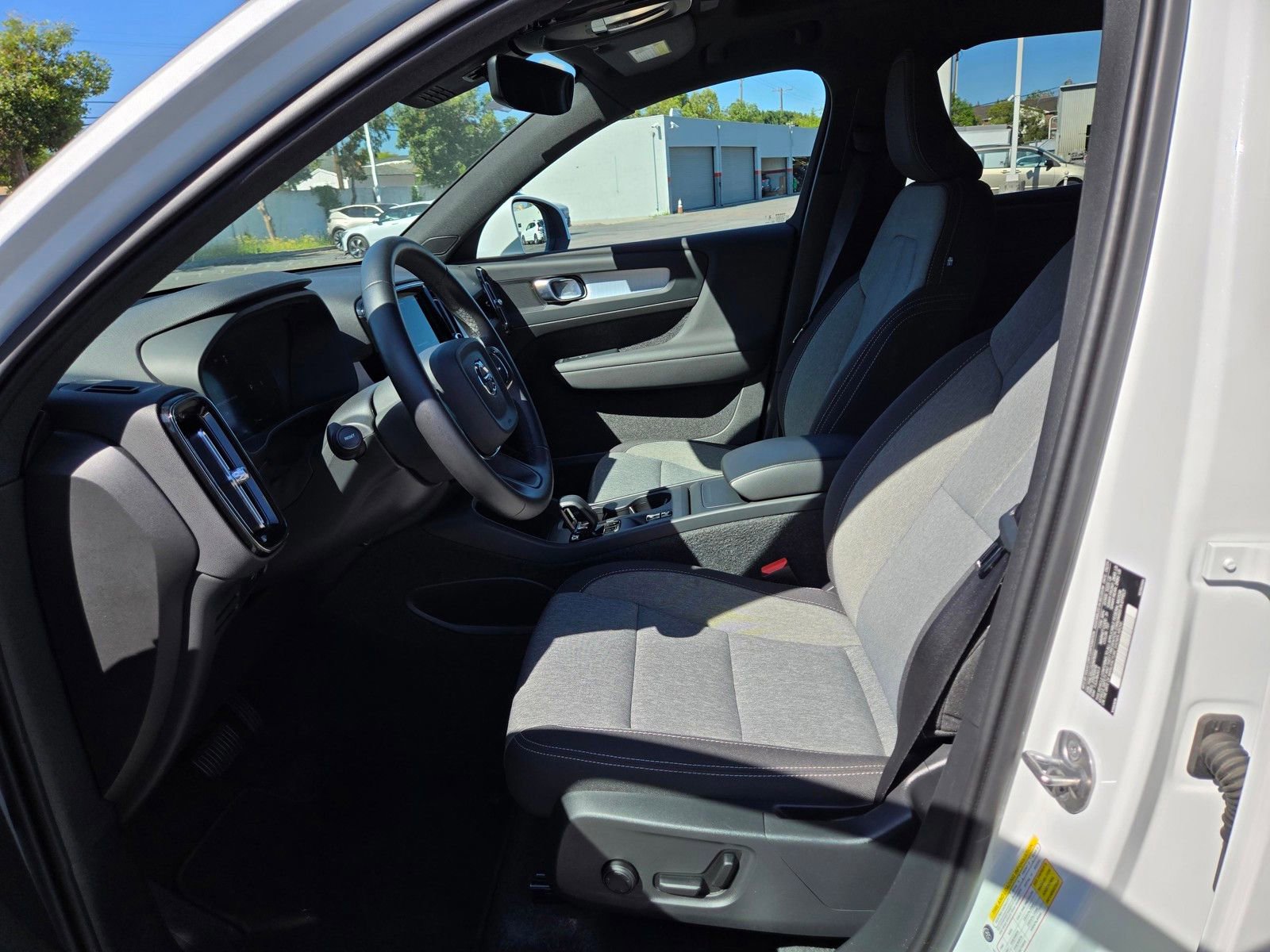 Certified 2025 Volvo XC40 B5 Core image 14