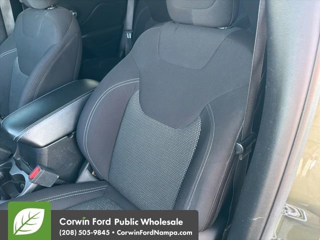 Used 2019 Jeep Cherokee Latitude w/ Popular Appearance Group AWD/4WD image 23