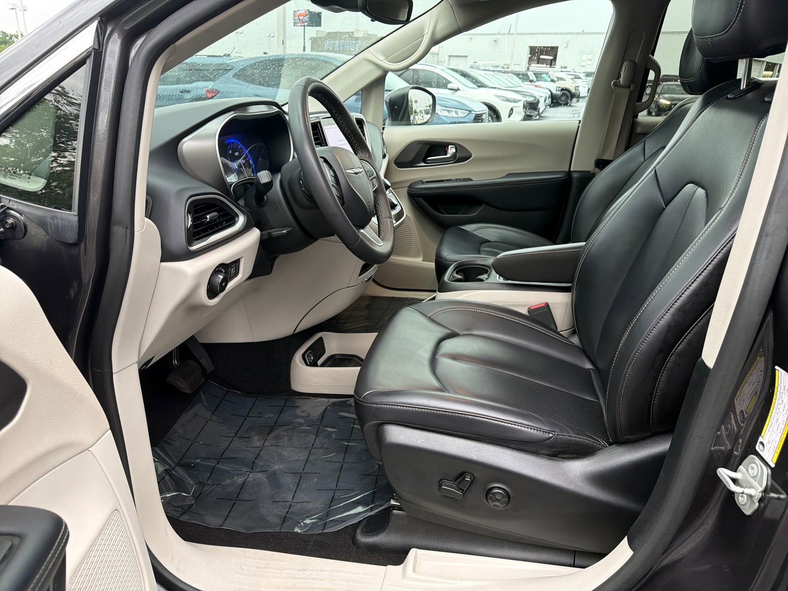 Used 2023 Chrysler Pacifica Touring-L FWD image 10