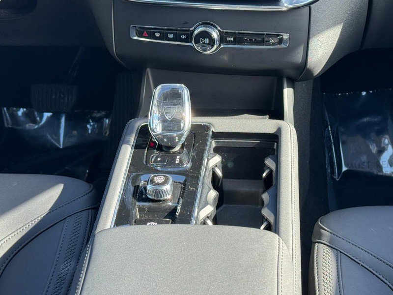 Certified 2025 Volvo XC90 B6 Plus image 15