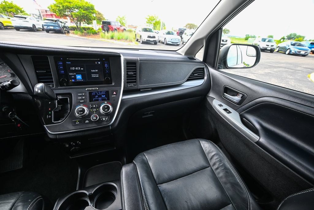 Used 2017 Toyota Sienna SE FWD image 33