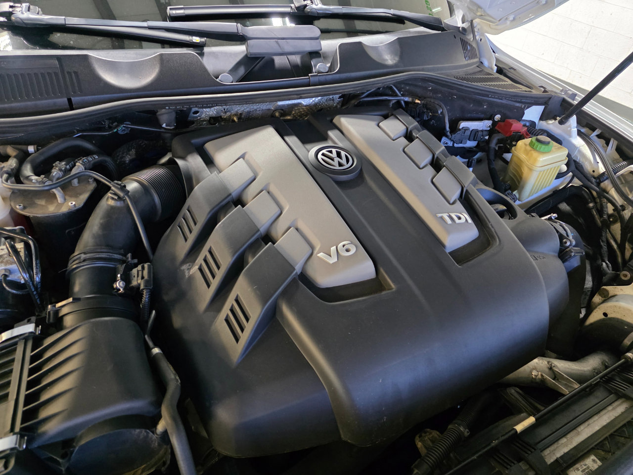 Used 2014 Volkswagen Touareg TDI image 39