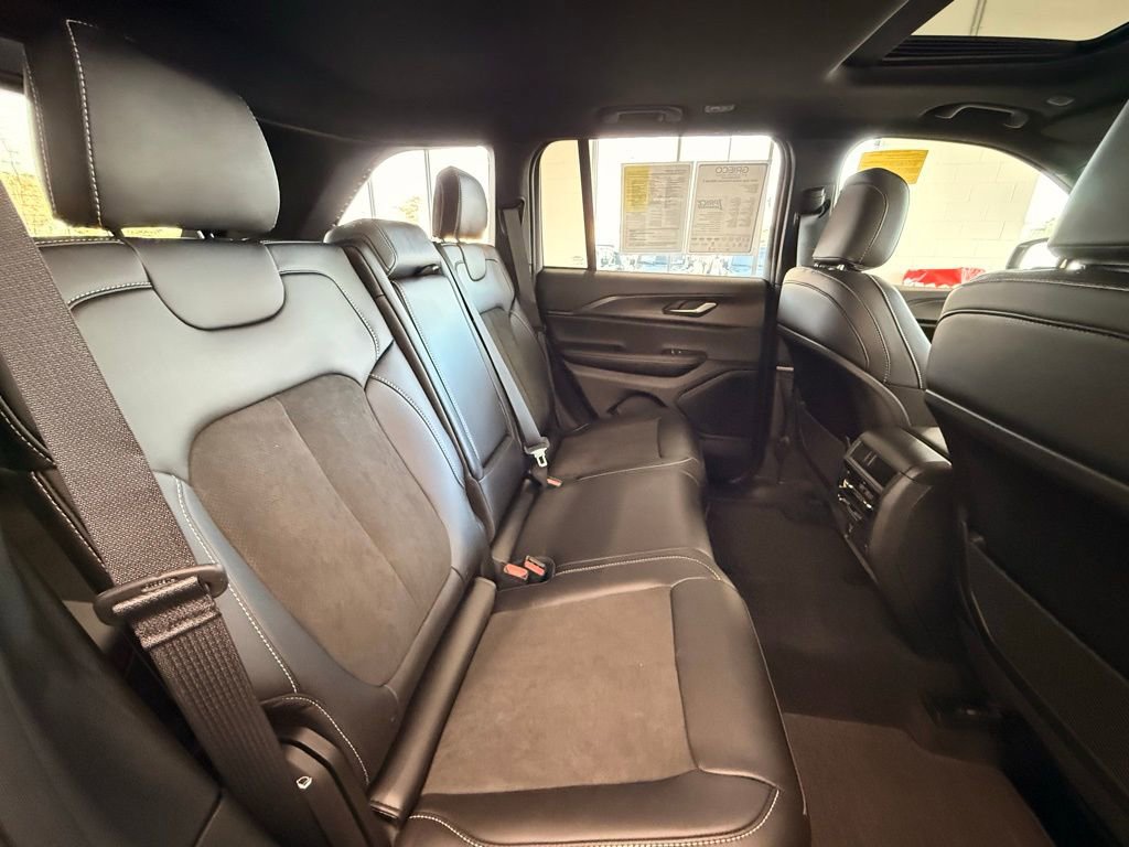 Used 2025 Jeep Grand Cherokee Altitude AWD/4WD image 19