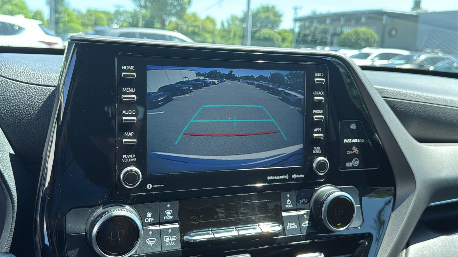 Used 2020 Toyota Highlander LE AWD/4WD image 16