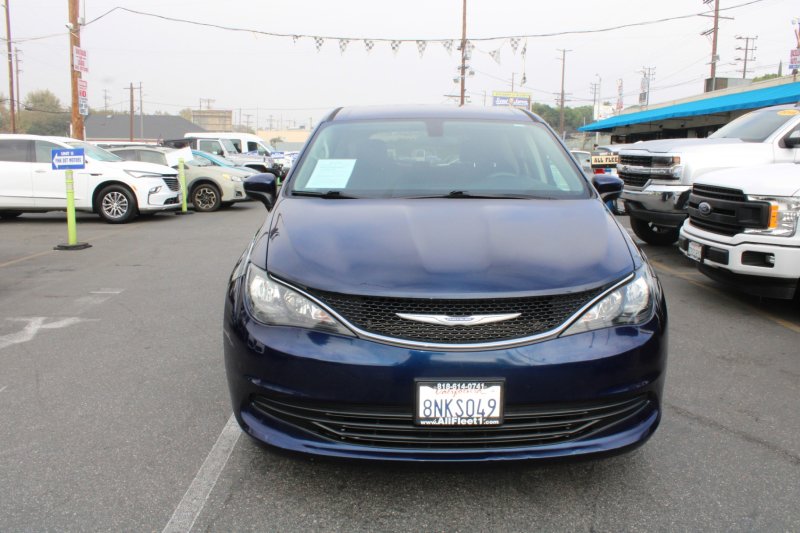 Used 2020 Chrysler Voyager LX image 2