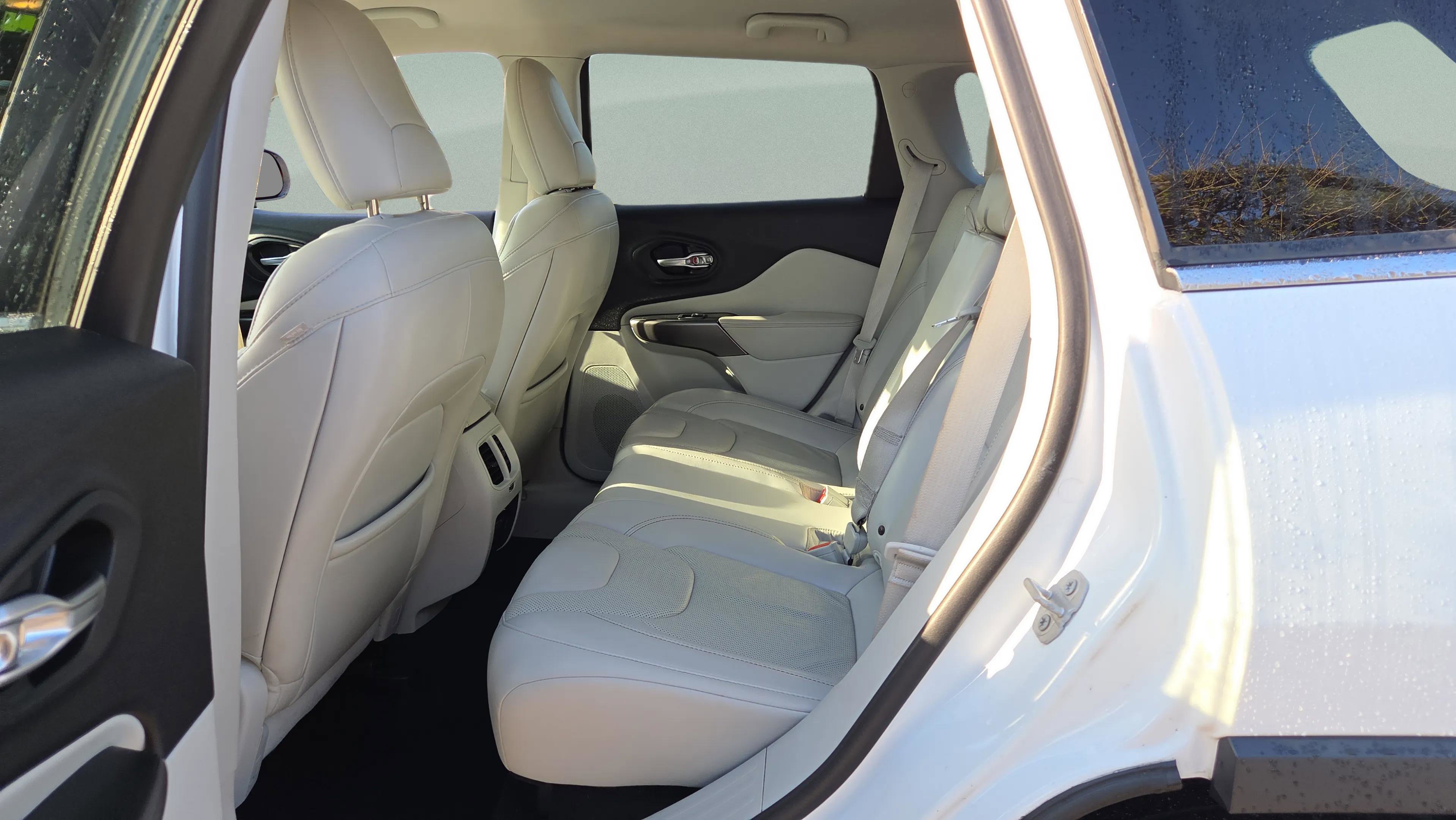 Used 2019 Jeep Cherokee Limited image 11