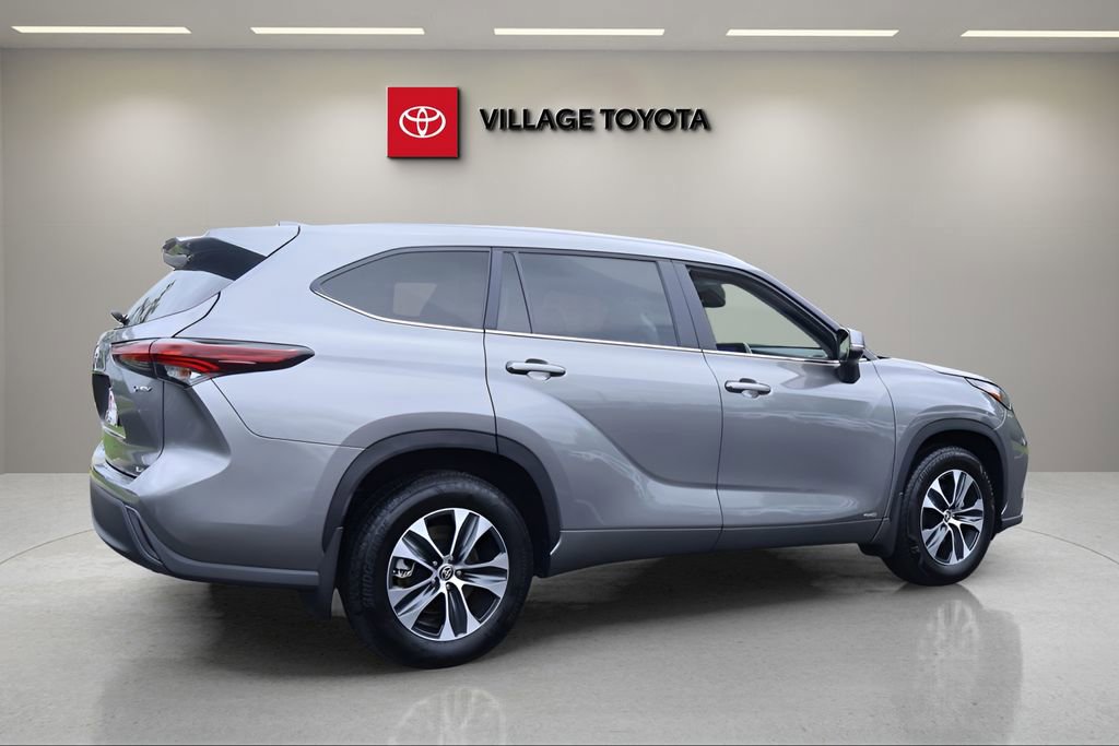 Certified 2025 Toyota Highlander XLE AWD/4WD image 5