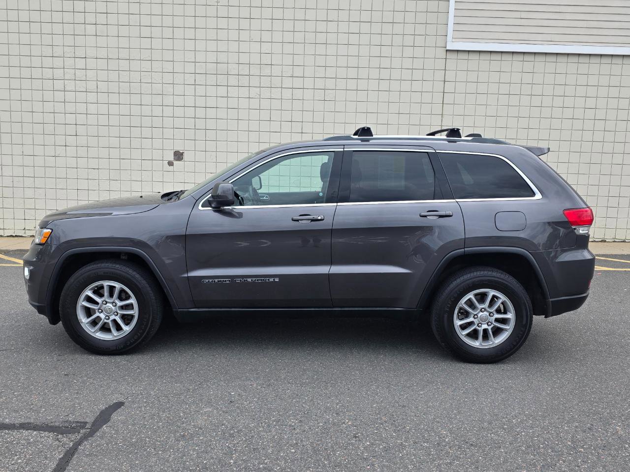 Used 2018 Jeep Grand Cherokee Laredo AWD/4WD image 4