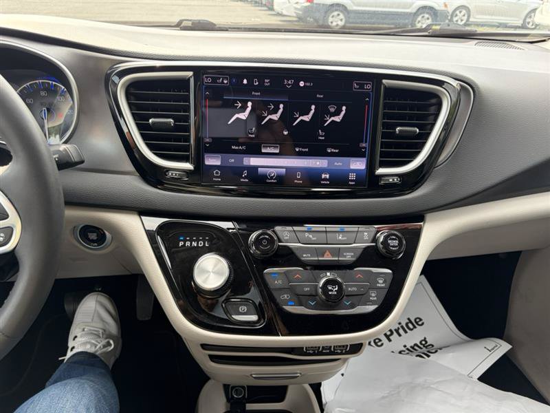 Used 2023 Chrysler Pacifica Touring-L FWD image 21