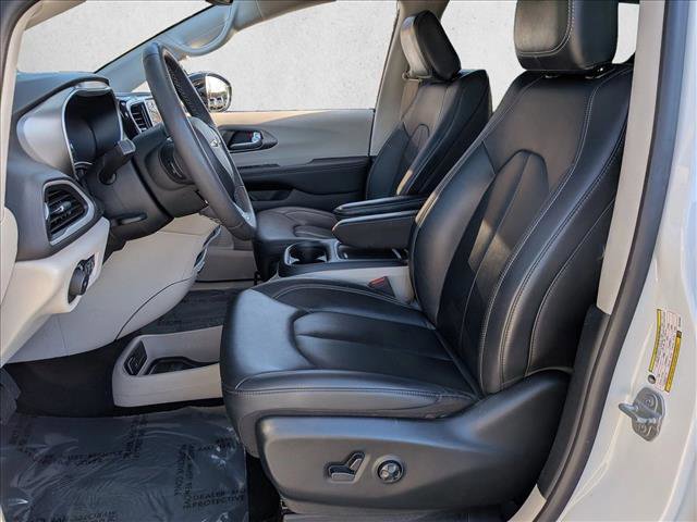 Used 2024 Chrysler Pacifica Touring-L FWD image 16