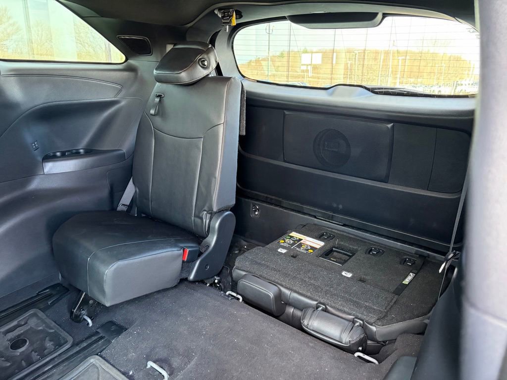 Used 2025 Toyota Sienna XLE Woodland Edition image 7