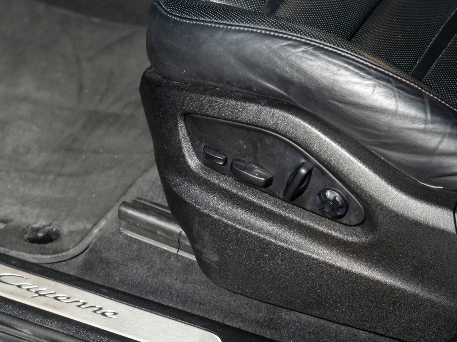 Certified 2023 Porsche Cayenne AWD/4WD image 12