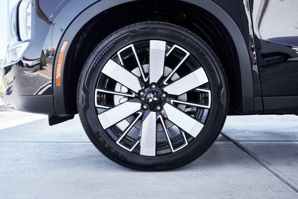 Used 2025 Mitsubishi Outlander SE image 3