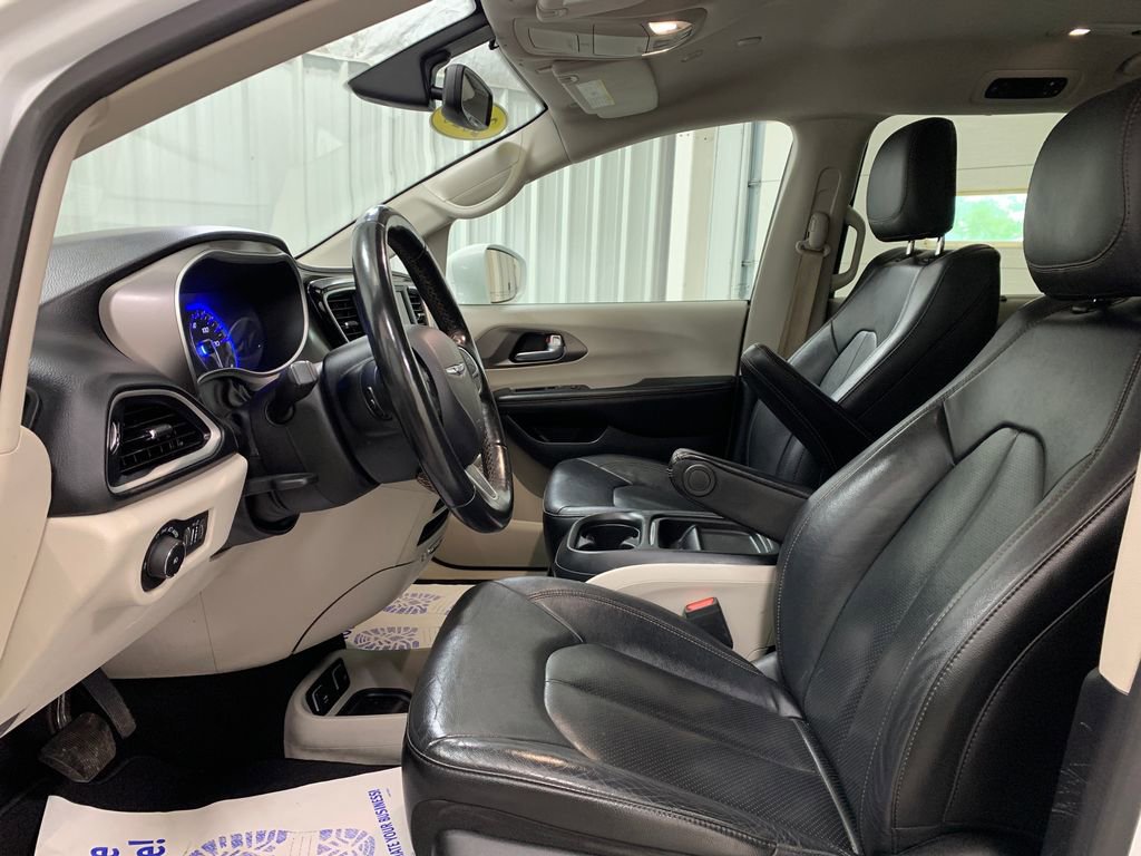 Used 2020 Chrysler Pacifica Touring-L FWD image 15