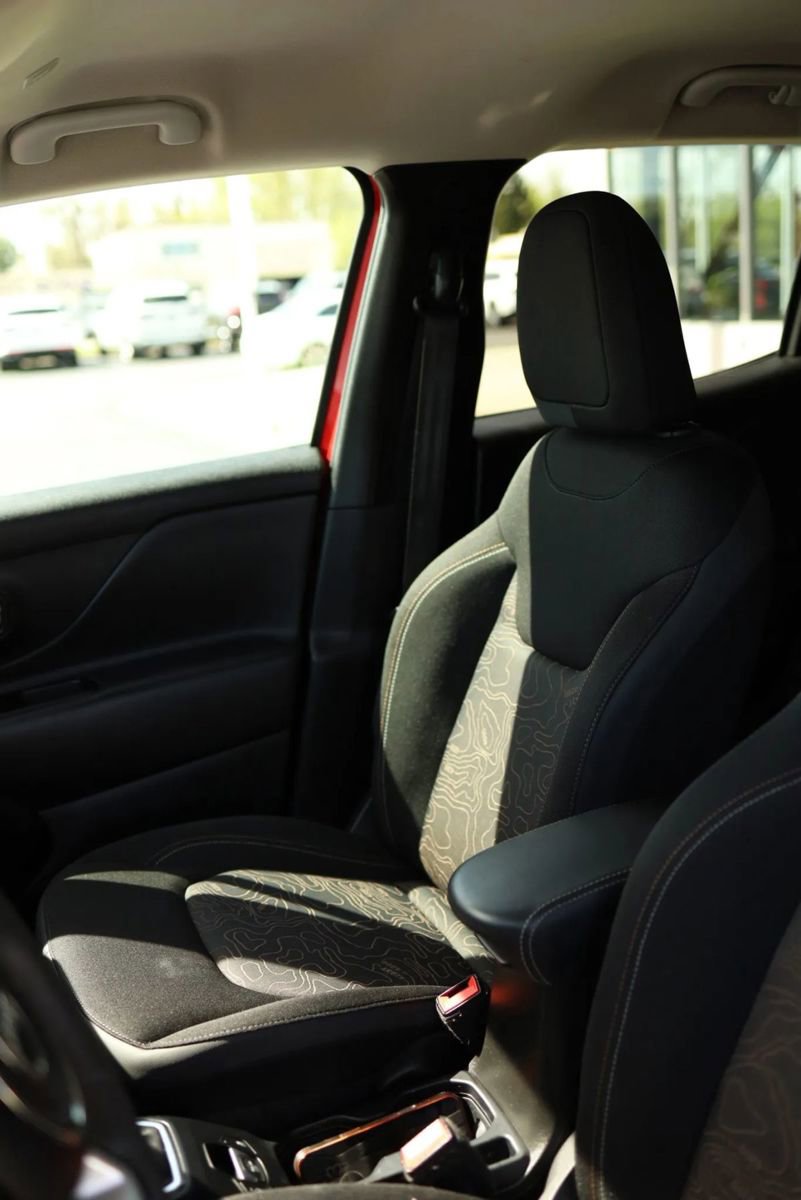 Used 2023 Jeep Renegade Latitude AWD/4WD image 17