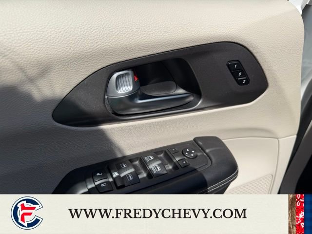 Used 2023 Chrysler Pacifica Touring-L image 23