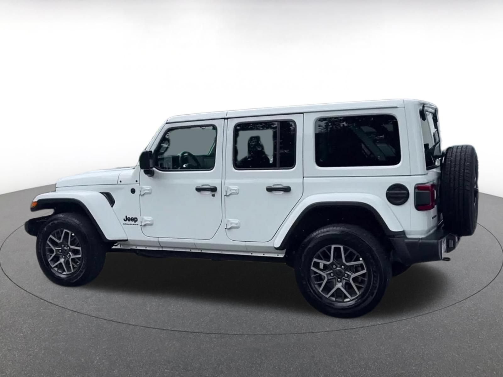 Used 2025 Jeep Wrangler Unlimited Sahara AWD/4WD image 10
