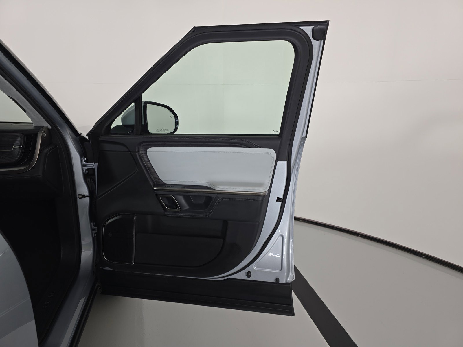 Used 2023 Rivian R1S Adventure image 18