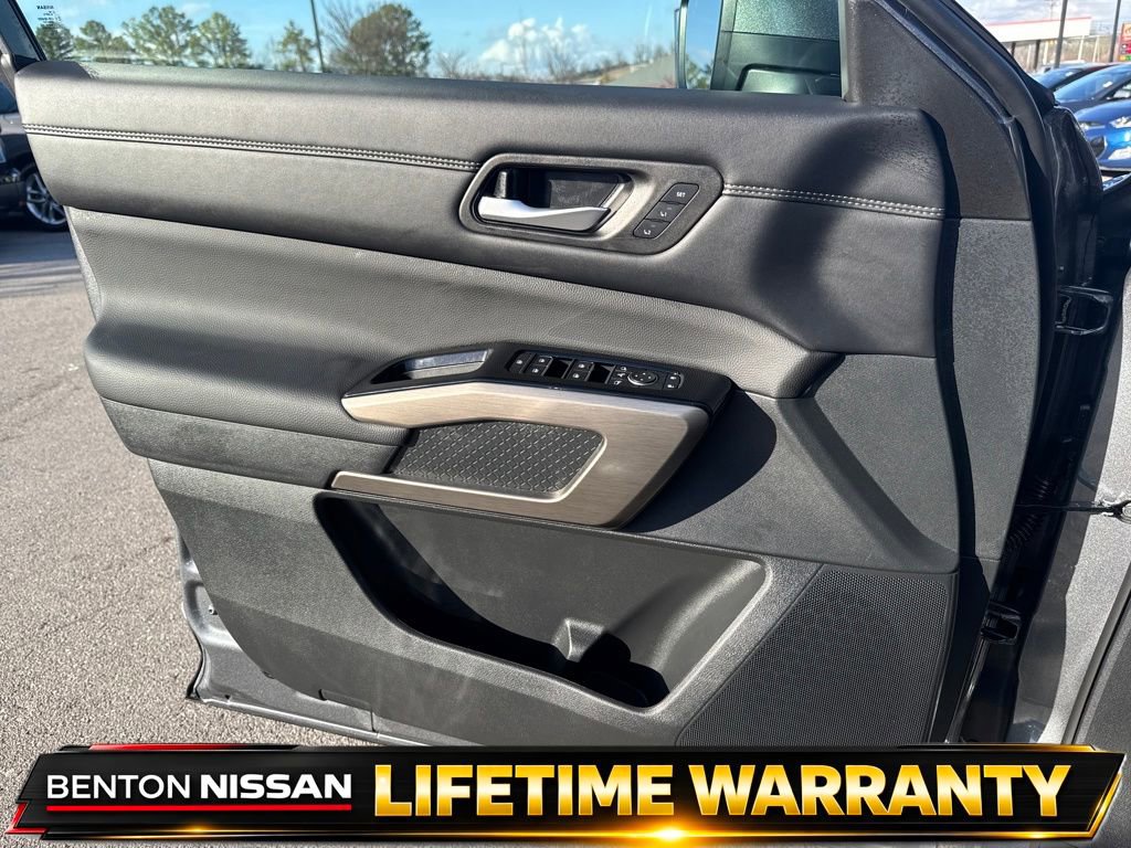 Used 2025 Nissan Pathfinder Platinum w/ Black Appearance Package image 11