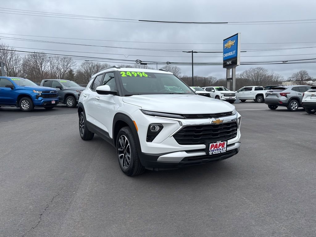 Used 2025 Chevrolet TrailBlazer LT w/ Driver Confidence Package AWD/4WD image 2