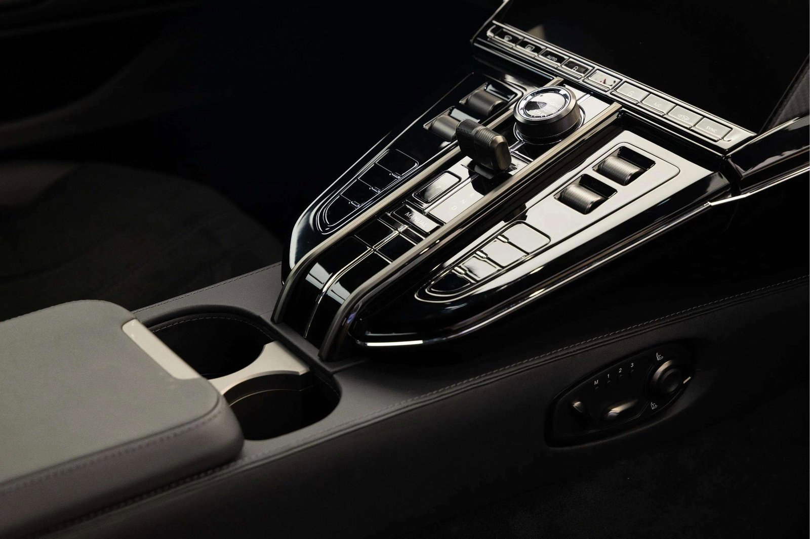 New 2026 Aston Martin V8 Vantage Coupe image 33