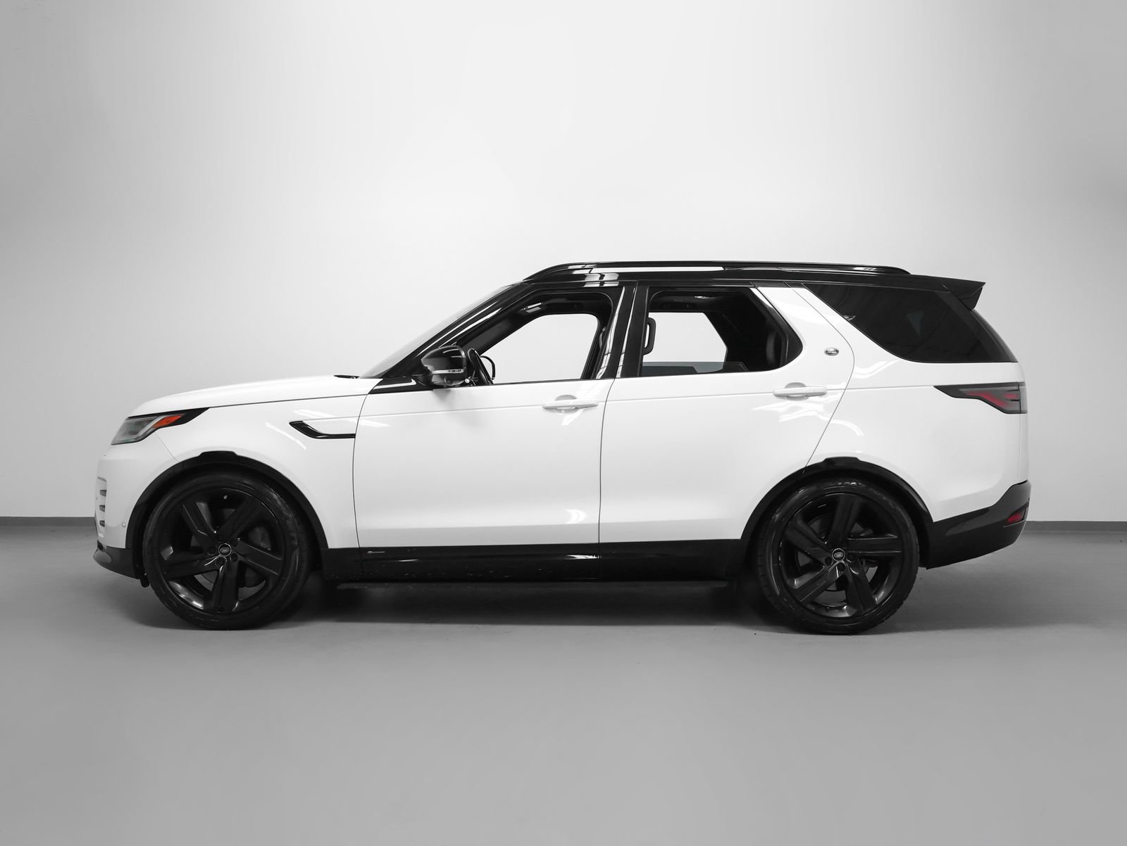 Used 2022 Land Rover Discovery S R-Dynamic AWD/4WD image 2