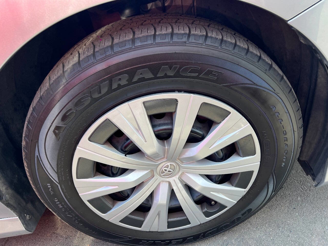 Used 2020 Toyota Camry LE image 28