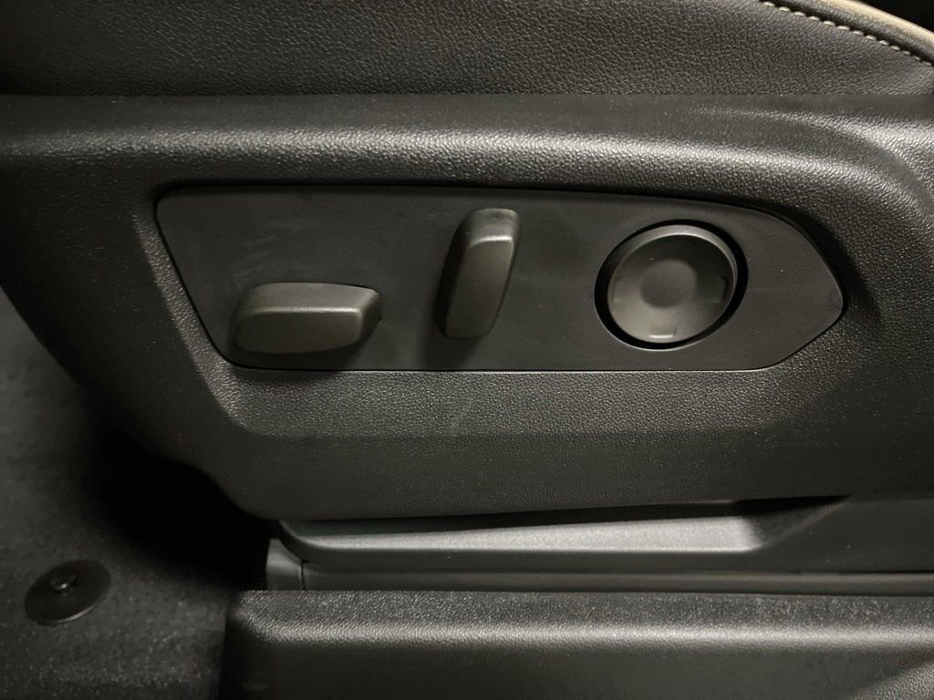 Used 2024 GMC Yukon XL SLT image 9