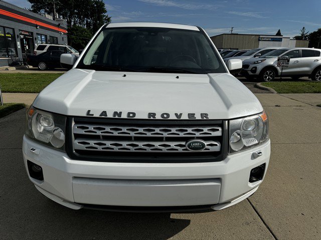 Used 2011 Land Rover LR2 HSE image 2