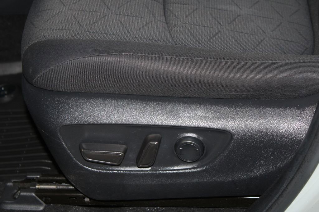 Used 2022 Toyota RAV4 XLE AWD/4WD image 12